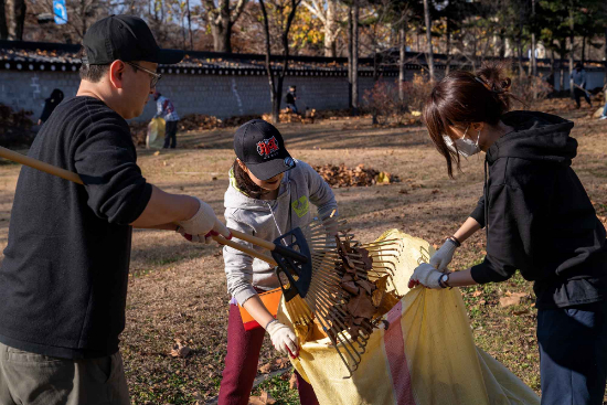 라이엇 게임즈 임직원들이 경북궁에서 낙엽을 쓸고 있다. [사진=라이엇 게임즈]