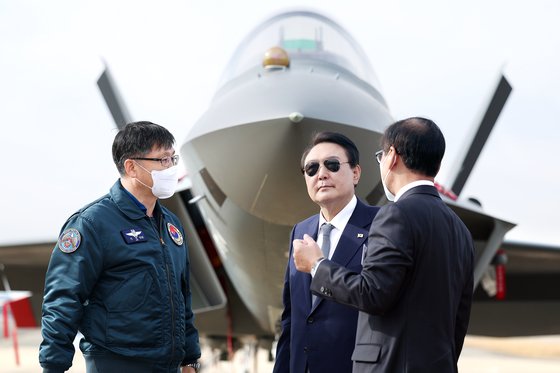 윤석열 대통령이 24일 경남 사천시 한국항공우주산업(KAI)을 방문해 국산 항공기 및 전투기를 참관하고 있다. 대통령실 제공