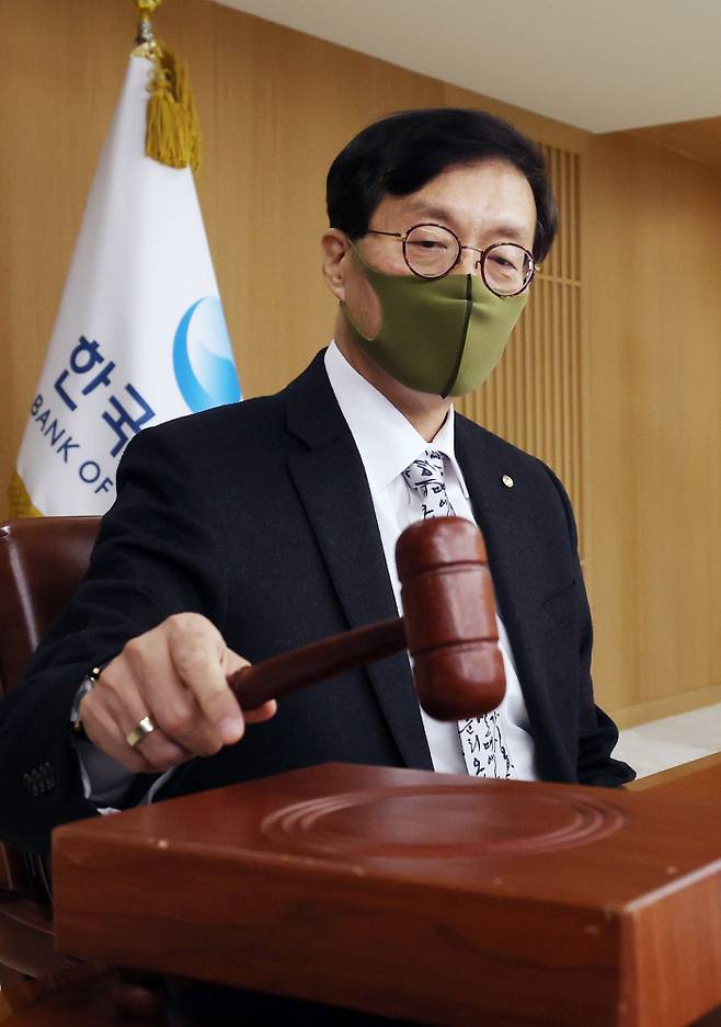 의사봉 두드리는 총재 이창용 한국은행 총재가 24일 서울 중구 한은에서 열린 금융통화위원회 본회의에서 의사봉을 두드리고 있다. 사진공동취재단