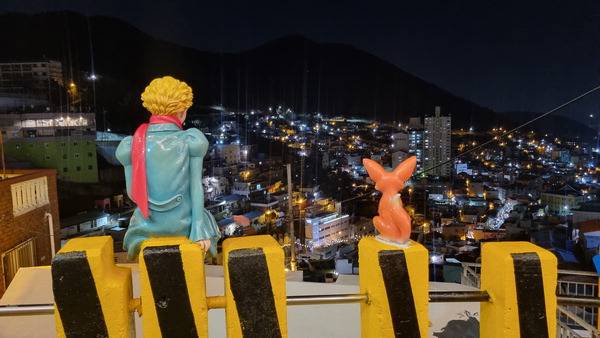 감천문화마을 포토존인 어린왕자와 사막여우 조형물. 별빛이 수놓은 마을을 내려다보는 듯하다.