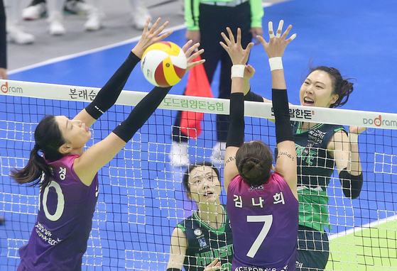 Kim Yeon-koung of the Incheon Heungkuk Life Pink Spiders, left, plays the ball against Suwon Hyundai Engineering & Construction Hillstate's Yang Hyo-jin, right, at Suwon Gymnasium in Suwon on Nov. 1. [YONHAP]