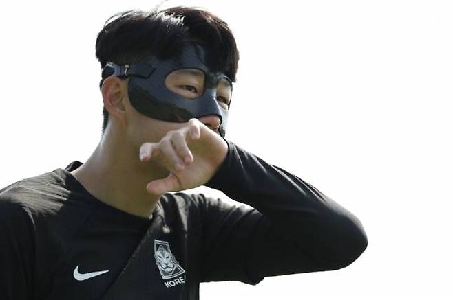 마스크를 끼고 훈련하는 손흥민. 대한축구협회(KFA)