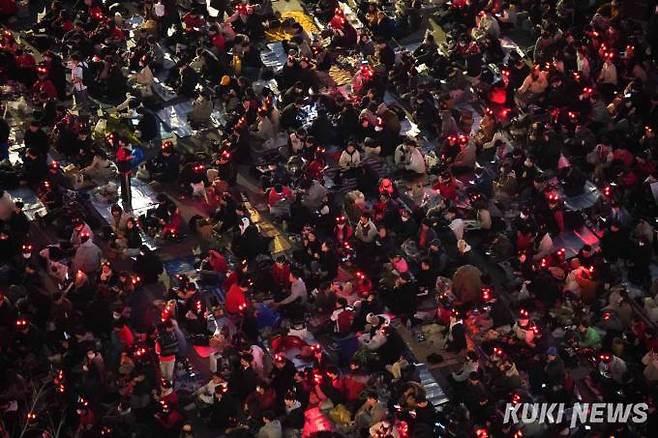 24일 오후 서울 광화문광장에서 붉은악마 응원단과 시민들이 거리응원을 하고 있다.   임형택 기자