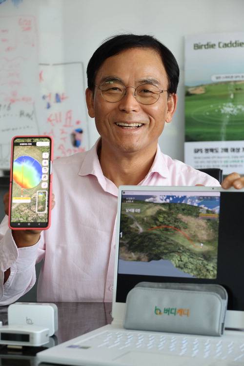 진대제 스카이레이크인베스트먼트 회장이 골프 앱에 대해 설명하고 있다. <이충우 기자>
