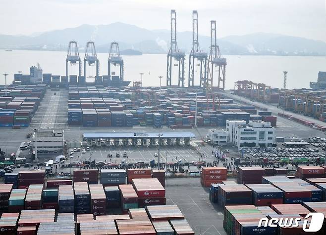 (광양=뉴스1) 김동수 기자 = 전국민주노동조합총연맹 공공운수노조 화물연대 총파업 첫날인 24일 오전 전남 광양시 광양항에서 화물연대 전남본부 조합원들이 출정식을 갖고 있다. (독자제공) 2022.11.24/뉴스1 Copyright (C) 뉴스1. All rights reserved. 무단 전재 및 재배포 금지.