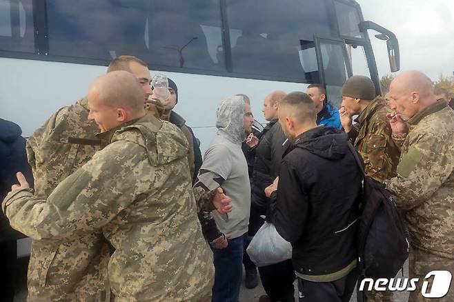 지난 10월29일(현지시간) 러시아와 포로 교환 협정으로 석방된 우크라이나 포로들이 기뻐하고 있다.ⓒ AFP=뉴스1