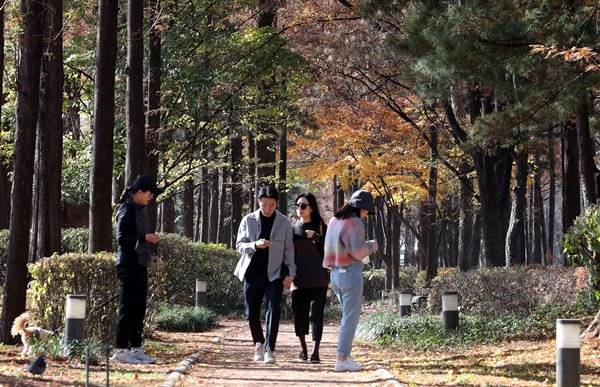 24일은 일교차가 최대 15도까지 벌어질 전망이다. 사진은 지난 20일 서울 서초구 양재천에서 산책하고 있는 시민. /사진=뉴스1