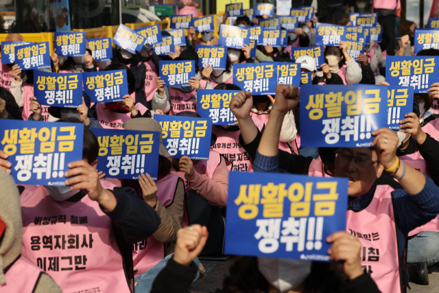 전국철도노조원들이 24일 오후 서울 용산역 인근에서 결의대회를 열고 있다. 연합뉴스
