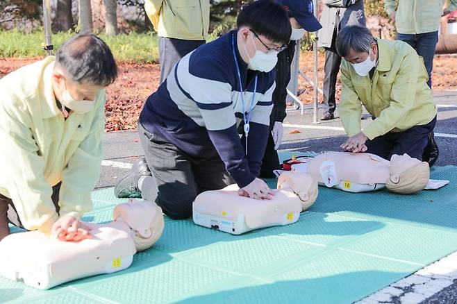 안전한국훈련 심폐소생술 실습교육에 참가한 한국마사회 정기환 회장과 임직원.