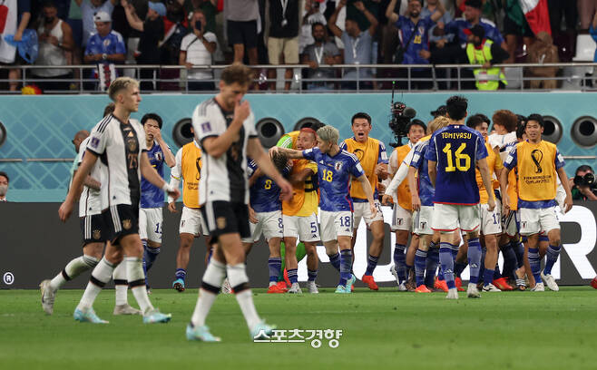 2022 카타르 월드컵 조별리그 E조 독일과 일본의 경기가 열린 23일(현지시간) 카타르 알라이얀의 할리파 인터내셔널 스타디움에서 열린 경기에서 동점골을 도안 리츠를 비롯한 일본 선수들이 기뻐하고 있다. 알라이얀|권도현 기자