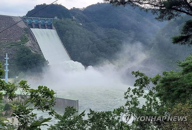 지난 8월 15일 수문 연 춘천 소양강댐 [연합뉴스 자료사진]
