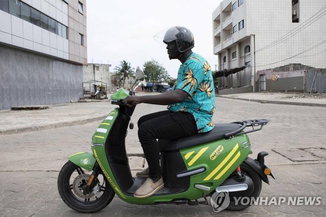 지난달 21일 베냉 코토누에서 한 시민이 전기 오토바이를 타는 모습  [AFP 연합뉴스 자료사진. 재판매 및 DB 금지]