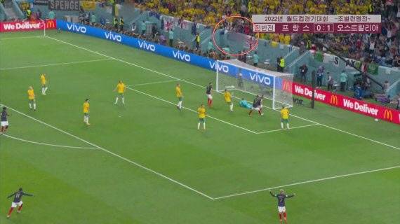 북한 조선중앙TV가 23일 2022 카타르월드컵 조별리그 D조 프랑스와 호주의 1차전 경기 일부를 녹화중계했는데 관중석에 걸려 있던 태극기(붉은원)를 모자이크 처리해 내보냈다. 자막에 ‘오스트랄리아’라고 표기하는 것이 눈에 띈다. (사진=조선중앙TV 화면 캡쳐)