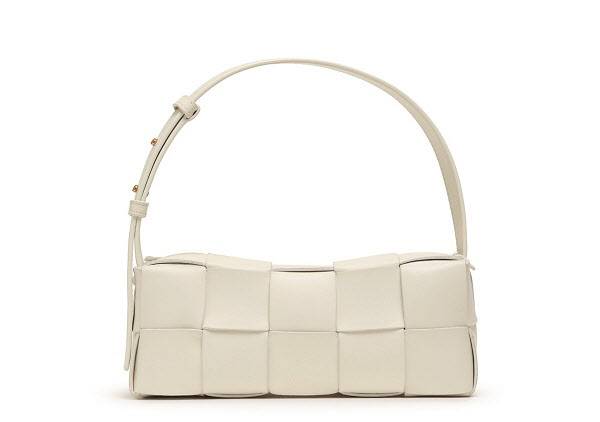 BOTTEGA VENETA PRE SPRING 2023 SMALL BRICK CASSETTE (사진=보테가 베네타)