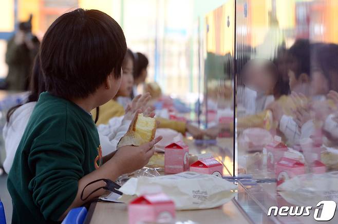 학교비정규직 노조의 전국 총파업이 시작된 25일 오전 광주 광산구의 한 초등학교 급식실에서 학생들이 대체급식인 빵과 우유를 먹고 있다. 2022.11.25/뉴스1 ⓒ News1 이승현 기자