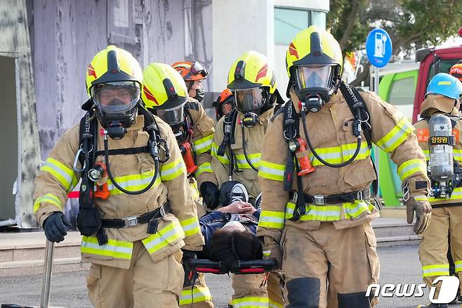 25일 제주특별자치도는 2022년 재난대응 안전한국 훈련의 일환으로 제주시 조천체육관에서 지진복합재난에 대한 실전 대응역량 강화를 위한 현장 불시훈련을 진행했다. 훈련 참가자들이 고립된 체육관에서 구조한 시민을 구급차로 옮기고 있다..(제주도청 제공)/뉴스1