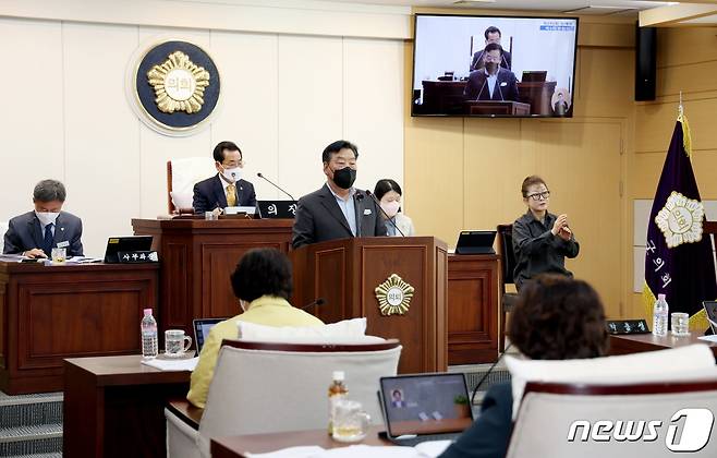 가세로 태안군수가 25일 군의회 본회의장에서 열린 제291회 제2차 정례회에서 시정연설을 하고 있다. (태안군 제공) /뉴스1