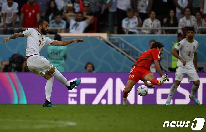 2022 카타르 월드컵 조별리그 이란-웨일스전에서 결승골을 넣은 루즈베 체시미(왼쪽). ⓒ AFP=뉴스1