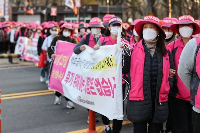 전국학교비정규직노동조합 조합원들이 25일 오후 서울 영등포구 여의대로에서 국회로 행진하고 있다. [이미지출처=연합뉴스]