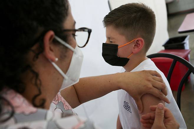 코스타리카 어린이가 화이자가 개발한 코로나19 백신을 접종하고 있다./로이터=연합뉴스