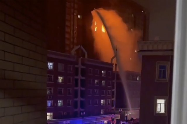 24일(현지 시간) 중국 신장위구르자치구 중심지 우루무치 지역의 한 고층 아파트에서 현장에 출동한 소방차들이 화재 진화를 하고 있다. 이날 화재로 10명이 숨지고 9명이 다쳤다. 우루무치=AP 뉴시스