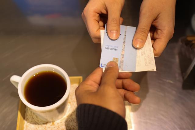 22일 서울 시내 한 카페에서 신용카드로 결제하는 모습. 연합뉴스