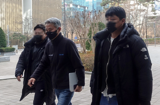 장현국 위메이드 대표가 25일 경기 성남시 사옥으로 출근하고 있다. 연합뉴스