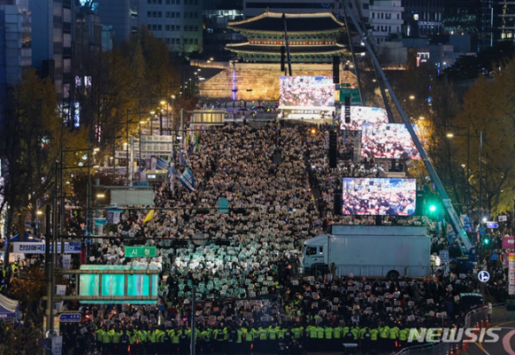 지난 19일 오후 서울 중구 숭례문 일대에서 촛불전환행동 주최로 윤석열 정부를 규탄하는 촛불집회가 열리고 있다. [사진=뉴시스]