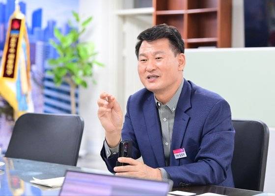 김성수 부산 해운대구청장이 지난달 6일 집무실에서 구정 방향을 설명하고 있다. 사진 해운대구