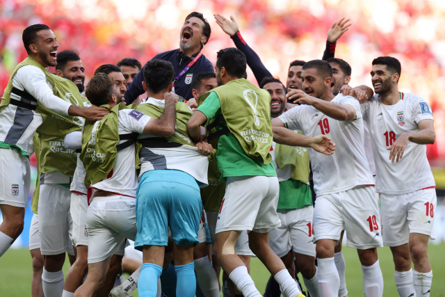 ▲ 25일 오후(현지시간) 카타르 알라이이얀 아흐마드 빈 알리 스타디움에서 열린 2022 카타르 월드컵 조별리그 B조 2차전 웨일스 대 이란 경기에서 이란의 수비수 루즈베 체슈미가 종료직전 첫 골을 성공시키자 동료들이 기뻐하고 있다.