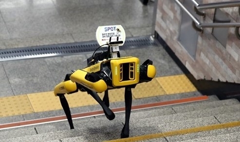 25일 인천 부평역 지하상가에서 감시정찰로봇이 계단을 올라가고 있다.|연합뉴스 제공