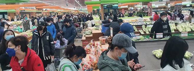 중국 베이징 차오양구에서 코로나19 확산으로 곧 주거단지가 봉쇄될 것이란 소문이 돌자 지난 23일 식료품을 사재기하러 온 주민들로 대형마트가 북새통을 이루고 있다. 독자 제공