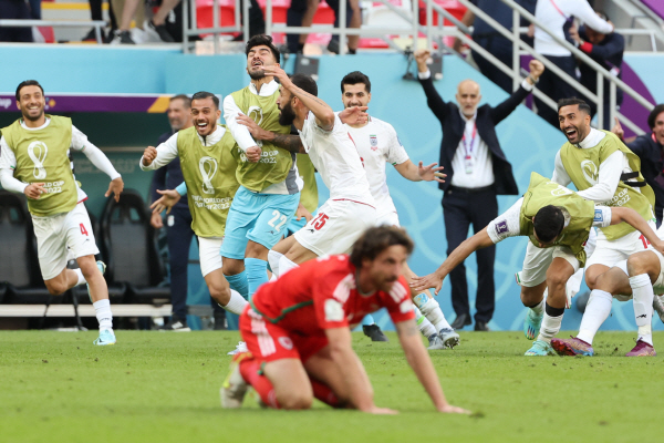 2022 카타르 월드컵 조별리그 B조 2차전 웨일스 대 이란 경기. 이란의 루즈베 체시미가 선제골을 넣은 뒤 환호하고 있다. 연합뉴스