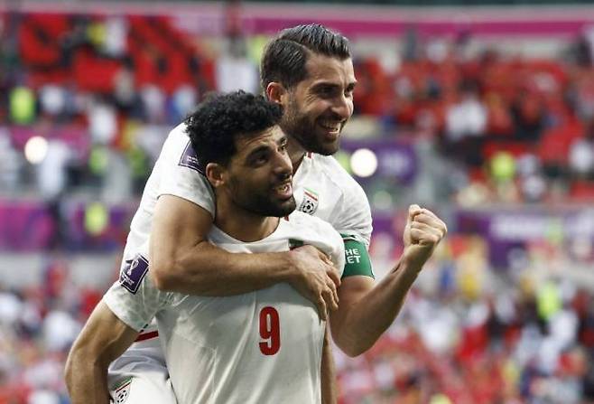 결정적인 득점 후 환호하는 이란 선수단. 로이터 연합