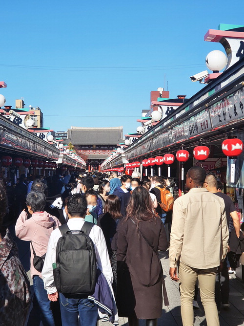 25일 일본 도쿄의 아사쿠사 센소지의 거리가 관광객들로 가득 차 있다. <도쿄/김규식 특파원>