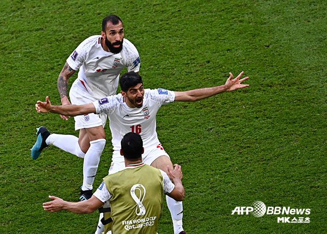 이란이 경기 종료 3분 전 터진 연속 극장골에 힘입어 웨일스에 극적인 2-0 승리를 거두고 대회 첫 승과 역대 월드컵 역사상 유럽 상대 첫 승리를 신고했다. 사진=DOHA, QATAR ⓒAFPBBNews = News1