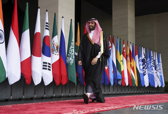 [발리=AP/뉴시스]무함마드 빈 살만 사우디아라비아 왕세자가 지난 15일 인도네시아 발리 누사두아에서 열린 주요 20개국(G20) 정상회의에 참석하는 모습. 2022.11.23.