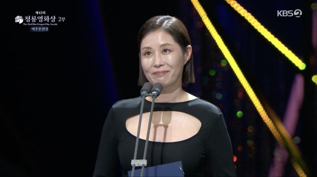 Actor Moon So-ri Memorialized the Itaewon True victim acquaintance at the 43rd Blue Dragon Film Awards.Moon So-ri was awarded the Best Actress Award at the 43rd Blue Dragon Film Awards held at KBS Hall in Yeouido, Seoul on Monday afternoon.Moon So-ri mentions his acquaintance and says, An JiHo, who always carried a heavy suitcase and worked with me. I still can not believe I went to heaven without breathing on October 29th.I was sick of not being able to call your name here.He said, I will not mourn for you until the end, but until the truth is revealed and the responsible person is punished.JiHo Memorialed the acquaintance that left the world with Itaewon True, saying that he loved it, and apologized to fellow actors and audiences for making it heavy on a joyful day.On the other hand, Tangwai, who was determined to break up as the winner of the actress award, was impressed.blue dragon award