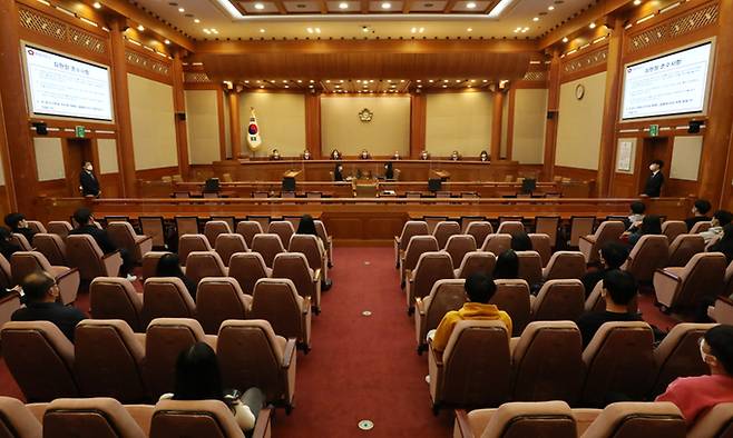 유남석 헌법재판소장과 헌법재판관들이 24일 서울 종로구 헌재 대심판정에 입장해 있다. 뉴스1