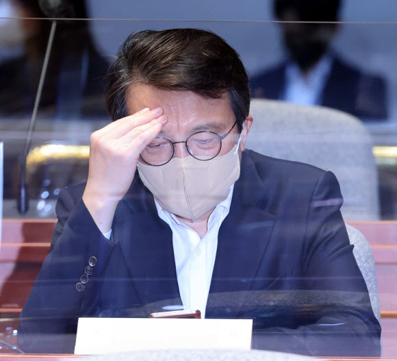 더불어민주당 김의겸 의원이 24일 국회에서 열린 의원총회에 참석해 자리에 앉아 있다.연합뉴스