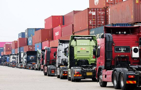 정부가 민주노총 공공운수노조 화물연대본부(화물연대) 총파업에 따른 경제 활동의 심각한 피해를 우려해 ‘업무개시명령’을 검토하는 등 엄청 대응 방침을 밝혔다. 총파업 첫날인 지난 24일 수도권 물류 거점인 경기 의왕 내륙컨테이너기지(ICD)에 운송을 멈춘 화물차들이 줄지어 서 있다. 연합뉴스