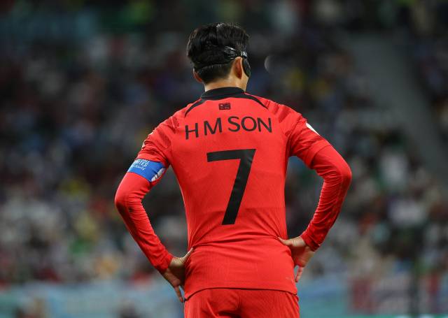 24일 오후(현지시간) 카타르 알라이얀의 에듀케이션 시티 스타디움에서 열린 2022 카타르 월드컵 조별리그 H조 1차전 대한민국과 우루과이 경기. 대표팀 주장 손흥민이 허리에 손을 올린채 잠시 숨을 고르고 있다. 연합뉴스