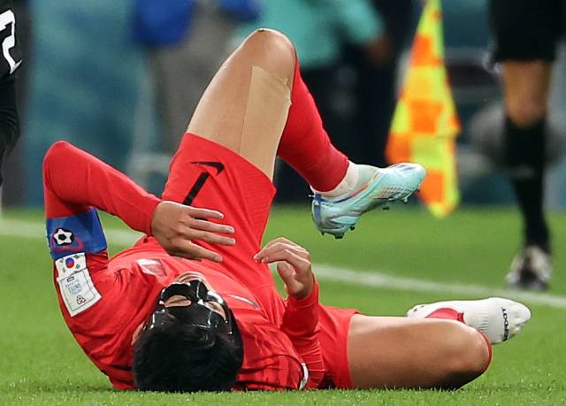 24일 오후(현지시간) 카타르 알라이얀의 에듀케이션 시티 스타디움에서 열린 2022 카타르 월드컵 조별리그 H조 1차전 대한민국과 우루과이 경기에서 대한민국 주장 손흥민이 상대 선수에 발을 밟혀 고통스러워하고 있다. 연합뉴스