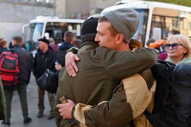 지난달 7일(현지시간) 러시아 중남부 옴스크에서 예비군들이 동원령에 따라 부대로 떠나기에 앞서 친지들과 작별 인사를 나누고 있다. 사진=연합뉴스