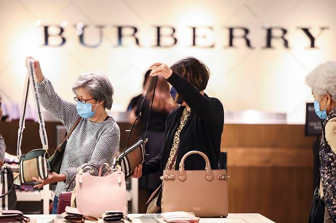미국 시카고 패션 아울렛에서 25일 소비자들이 가방을 고르고 있다. /연합뉴스