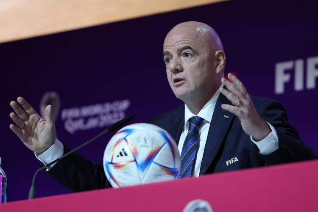 잔니 인판티노 국제축구연맹(FIFA) 회장이 2022 카타르 월드컵 개막을 하루 앞둔 19일(현지시간) 카타르 도하의 메인미디어센터에서 열린 기자회견에서 질문에 답하고 있다. 도하=연합뉴스