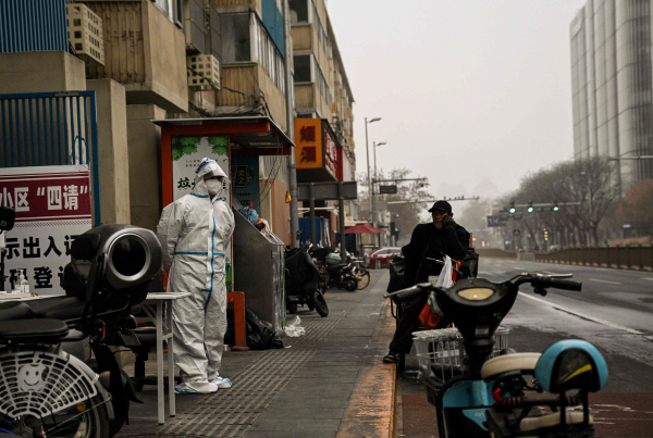 지난 24일 중국 베이징에서 코로나19 봉쇄 조치가 이뤄지는 모습. AFP 연합뉴스