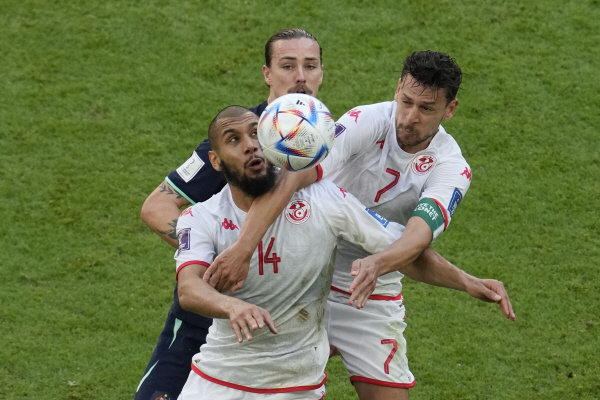 26일 카타르 알와크라 알 자눕 스타디움에서 열린 호주와 튀니지 경기에서 양팀 선수가 뒤엉켜 헤딩 다툼을 하고 있다. AP 연합뉴스