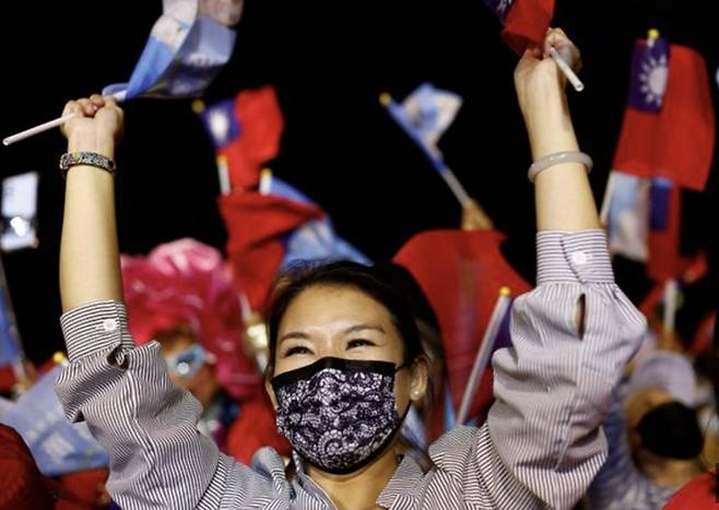 26일 대만 타이베이에서 야당 국민당 지지자가 지방선거 승리를 축하하고 있다. [사진 = 연합뉴스]