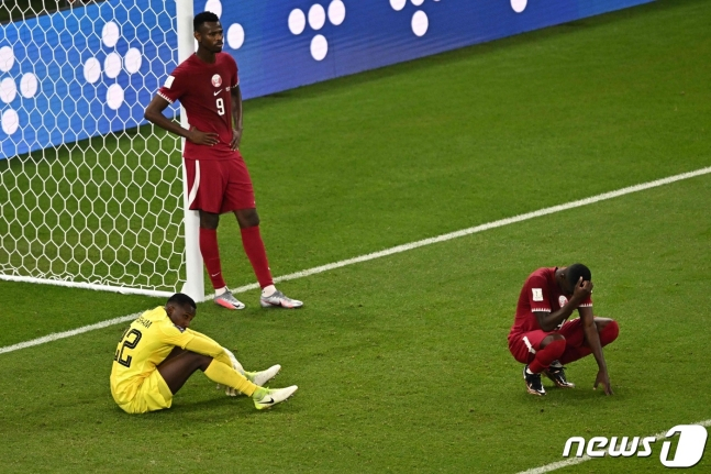 세네갈과의 2022 국제축구연맹(FIFA) 카타르 월드컵 A조 2차전에서 1-3으로 패배하면서 조별리그에서 탈락하게 된 개최국 카타르 / 사진= AFP=뉴스1